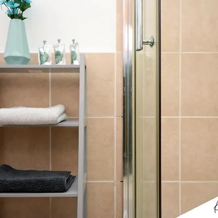 K Suites - Church Road II Apartment